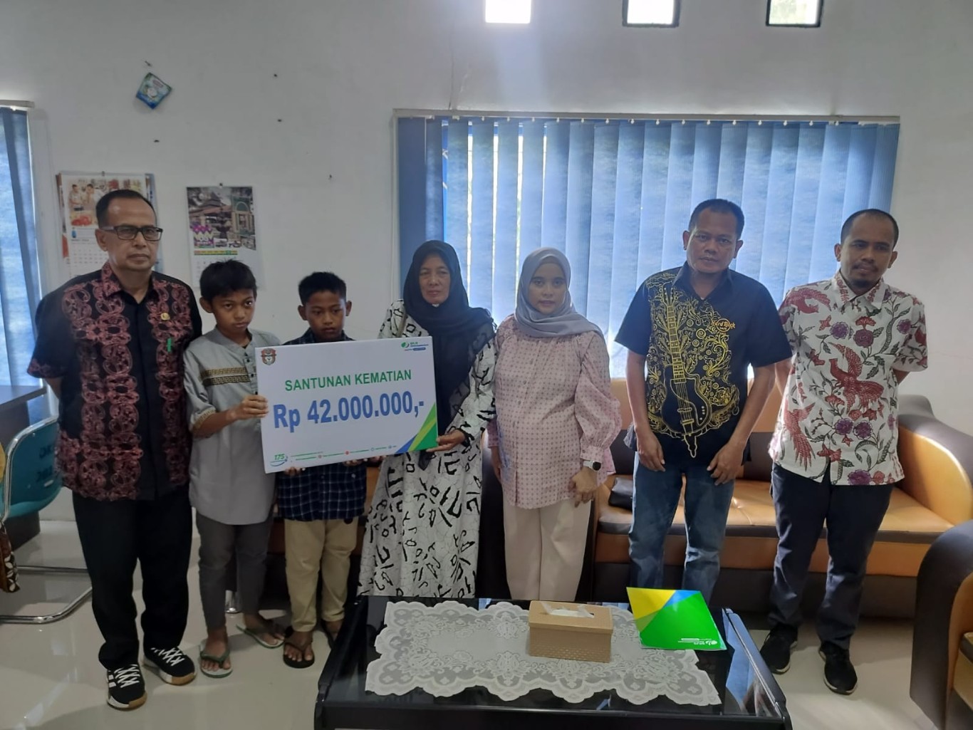 SERAHKAN -- BPJS Ketenagakerjaan Cabang Wajo menyerahkan santunan jaminan kematian Almarhum Halidin kepada ahli warisnya Nurnanengsi. Halidin merupakan salah seorang pegawai Non ASN Dinas Perikanan Kabupaten Wajo, Kamis (28/3) dan meninggal dunia pada 4 Februari 2024.