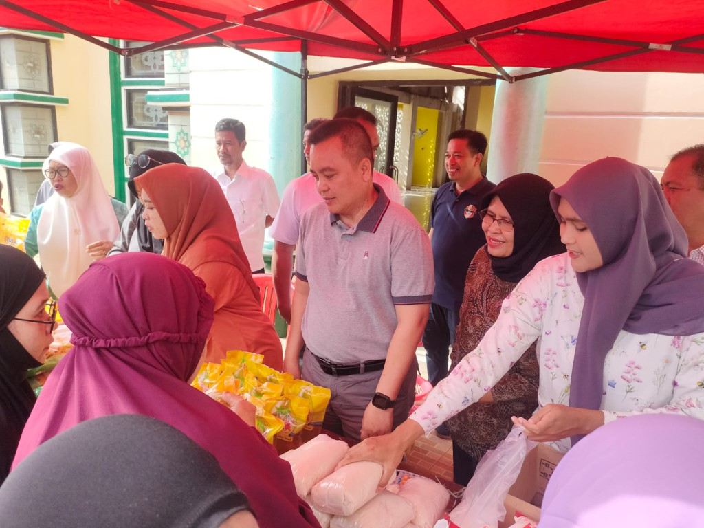 PANGAN MURAH -- Perum Bulog bekerjasama Pemkab Wajo melaksanakan Gerakan Pangan Murah di Kelurahan Atakkae, Kecamatan Tempe, Kabupaten Wajo, Minggu (3/3). 
