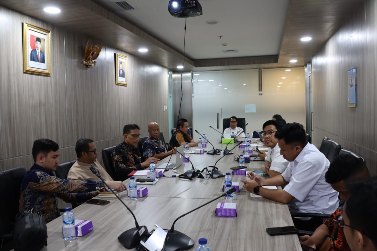 TEMUI -- Pj Bupati Wajo, Andi Bataralifu menemui Direktur Perencanaan dan Pembangunan Infrastruktur Migas (PPIM) Kementerian Energi dan Sumber Daya Mineral (ESDM), Laode Sulaeman di Kantor Direktorat Jenderal Minyak dan Gas Kementerian ESDM, Jakarta Selatan, Kamis (29/2). 