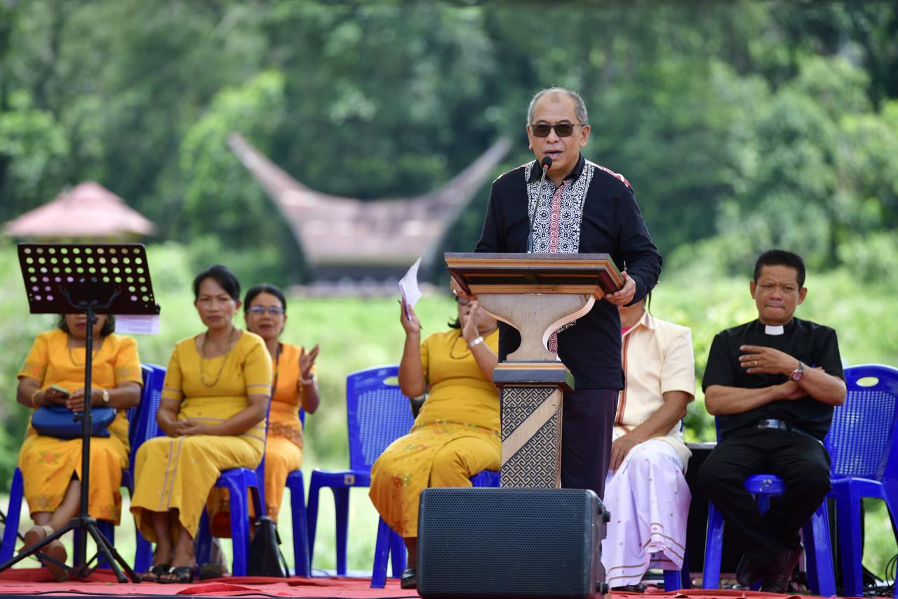 IAS PENGANTAR--Bakal calon Gubernur Sulsel Ilham Arief Sirajuddin memberikan pengantar ketika menghadiri penutupan Festival Sungai Sa’dan, di objek wisata Sa’dan To’barana, Kelurahan Malimbong, Kec Sa’dan, Toraja Utara, Sabtu (13/4).