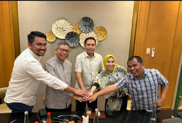 IST BERTEMU--Dua bakal calon bupati Takalar bertemu yakni Hengky Yasin dari PKB serta Zulham Arief dari Golkar. Juga hadir Ketua Golkar Sulsel Taufan Pawe dan wakil ketua Rahman Pina, sementara hengki didampingi istri yakni Fadillah Fahriana. 