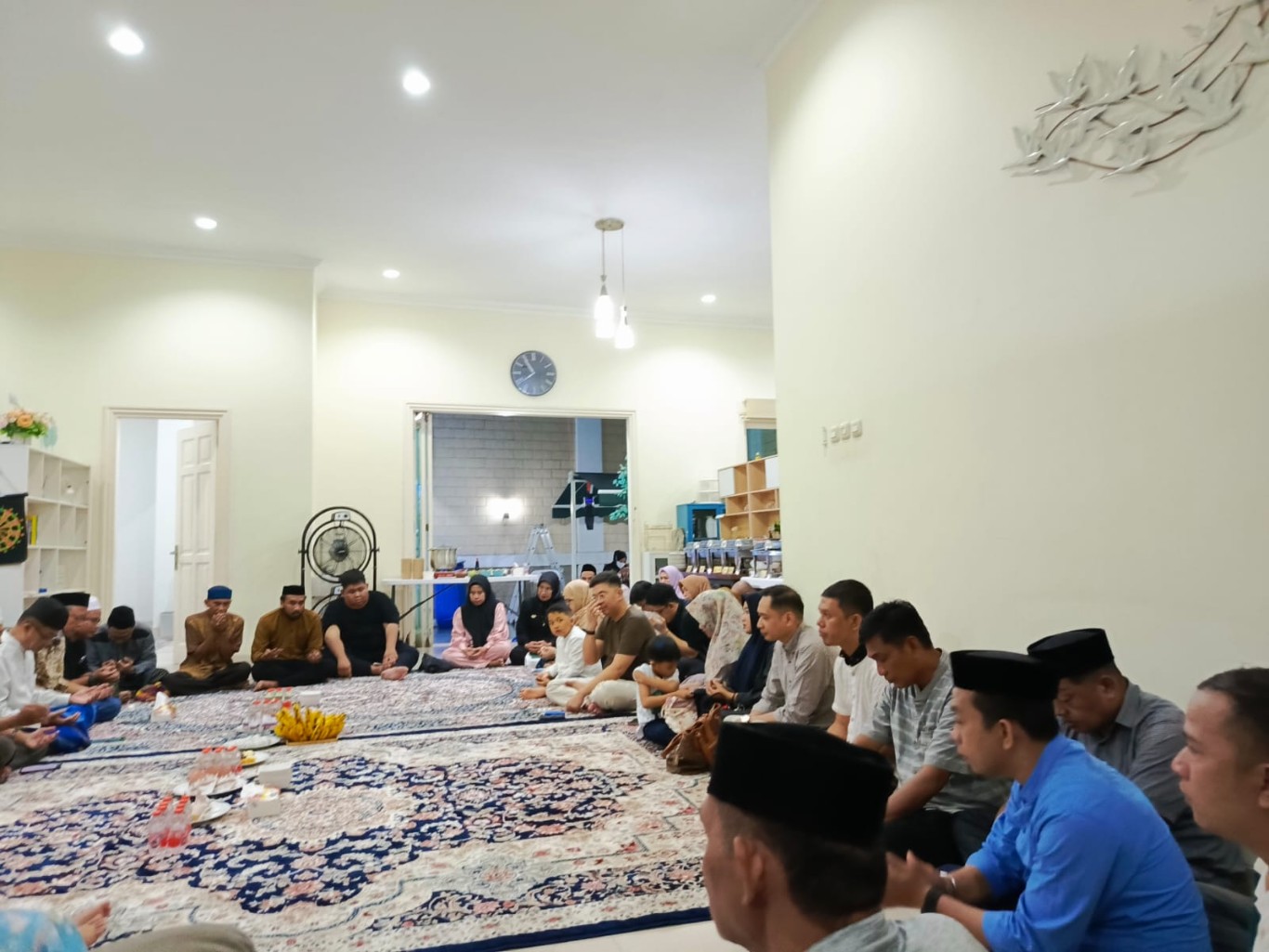 IST SYUKURAN--Anggota Fraksi Nasdem DPRD Sulsel Rezki Mulfiati Lutfi menggelar silaturahmi pada kegiatan pengajian dan syukuran bersama keluarga besar dan tim kemenangan