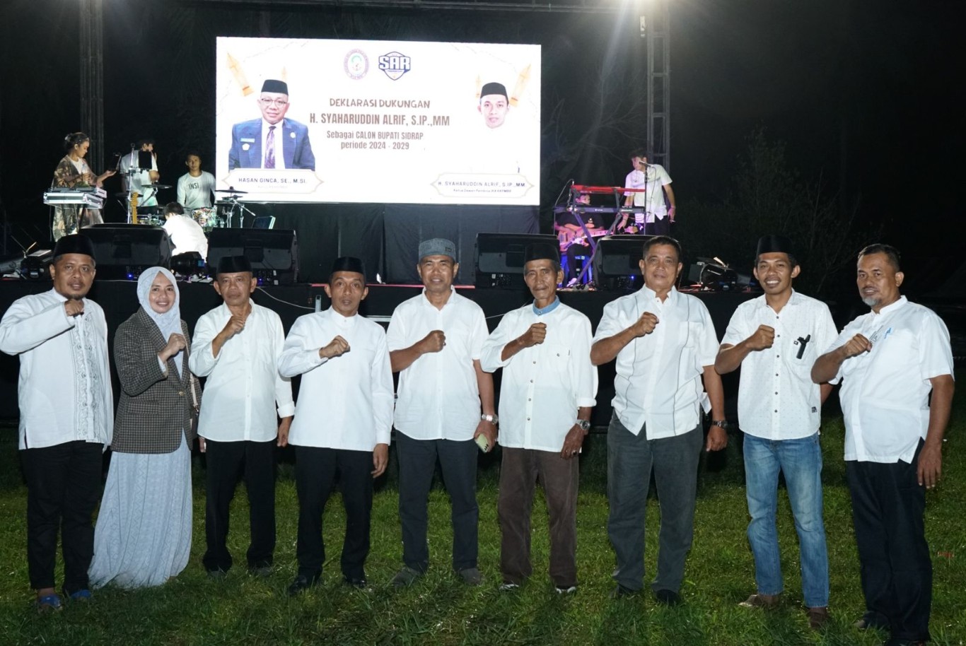 IST SURAT DUKUNGAN--Sekretaris DPW Nasdem Sulsel Syaharuddin Alrif telah menerima surat dukungan sebagai calon bupati Sidrap yang dserahkan oleh Ketua IKA KKPMBR H. Hasan Ginca, di Pelataran Lapangan Lagading, Desa Lagading, Kecamatan Pitu Riase, Kabupaten Sidrap, Sabtu (13/4) malam. 
