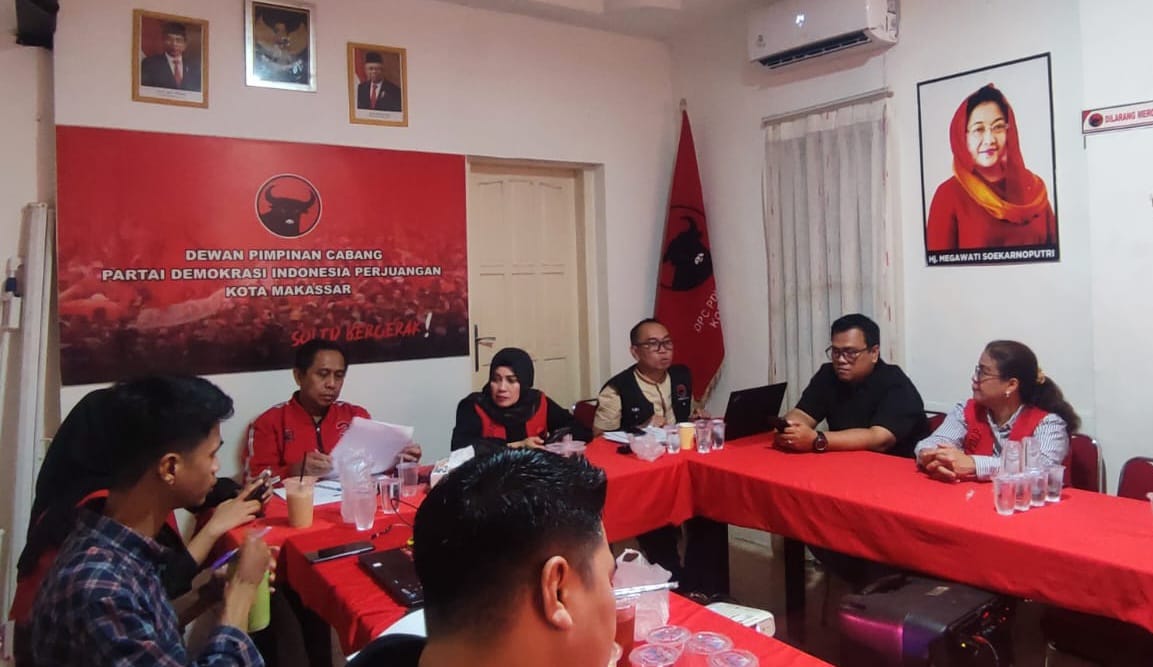 IST BERSAMA--Ketua Tim Penjaringan Pilkada DPC PDIP Kota Makassar yang juga Kepala BP Pemilu PDIP Raisuljaiz  bersama pengurus 