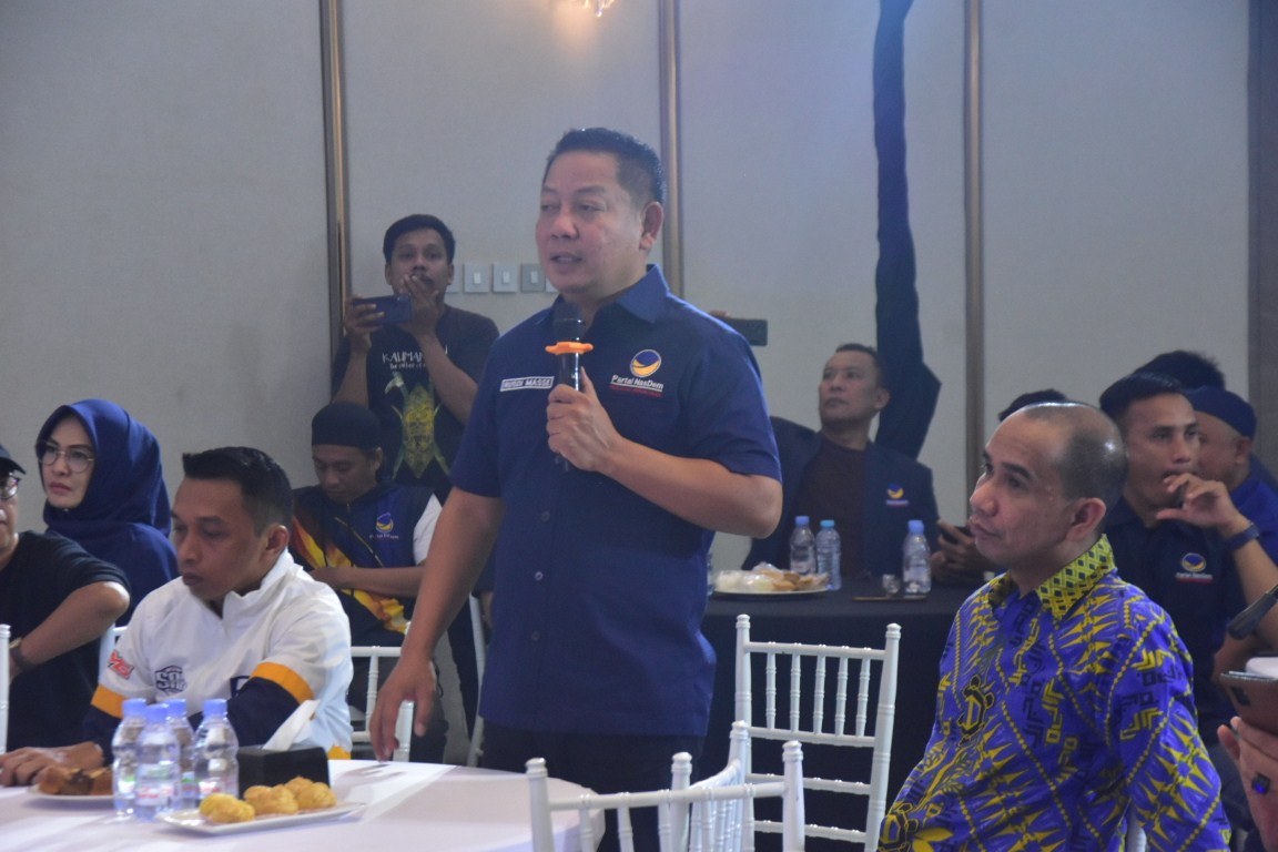 IST TANGGAPAN--Ketua DPW Partai Nasdem Sulsel Rusdi Masse memberikan tanggapan atas sejumlah pertanyaan dan pernyatan dari sejumlah pengamat politik, kader dan elemen lain pada kegiatan dialog interaktif Nasdem mendengar, Senin (15/4) malam. Tiga pengamat politik memberikan masukan (inset)  