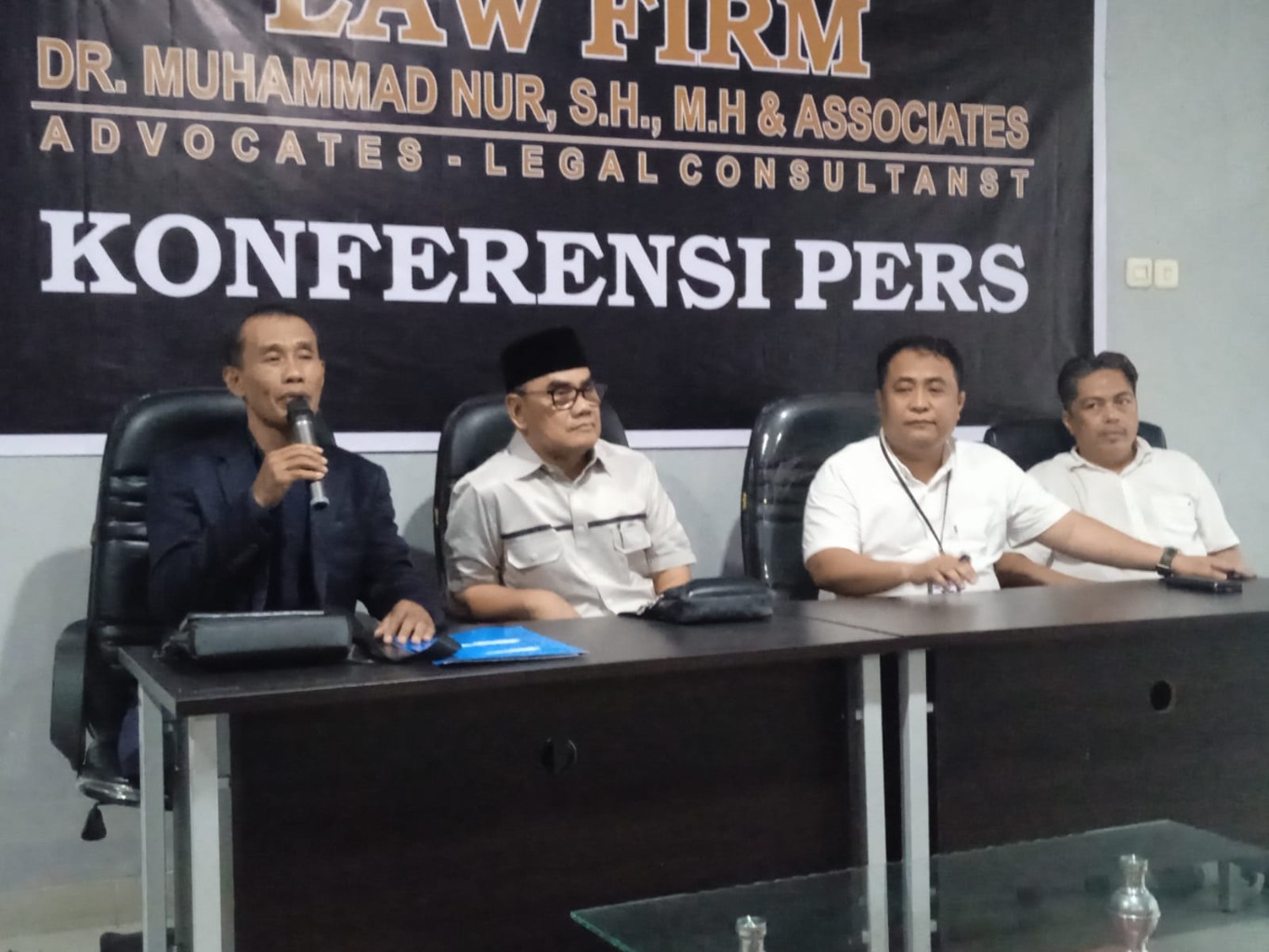 BKM/YUSRIL  KETERANGAN PERS-Mantan Rektor UMI Prof Dr Basri Modding (dua dari kiri) bersama penasihat hukumnya dari  kantor Law Firm Dr Muhammad Nur and Associates pada konferensi pers yang dilaksanakan, Selasa sore (16/4).