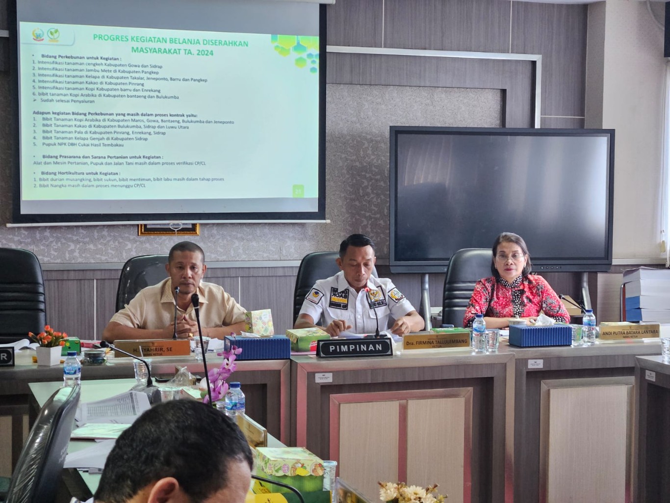 IST MENDAMPINGI--Ketua Komisi B DPRD Sulsel Firmina Tallulembang (kanan) mendampingi Wakil Ketua DPRD Suslel Syaharuddin Alrif dalam rapat kerja bersama sejumlah SKPD, Selasa (16/4)   