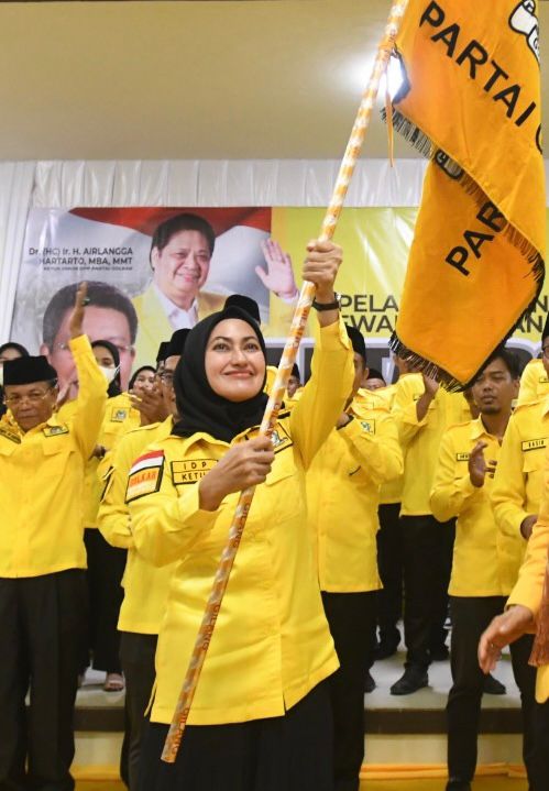 IST MENGIBARKAN--Ketua DPD II Partai Golkar Kabupaten Luwu Utara Indah Putri Indriani mengibarkan pataka Partai Golkar  