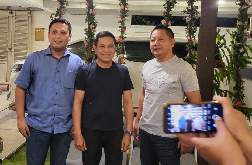 IST DIAPIT--Bakal calon Wali Kota Makassar Rusdi Abdullah diapit oleh Ketua DPW NasDem Suslel Rusdi Masse dan Ketua DPD Gerindra Sulsel Andi Iwan Darmawan Aras