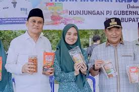 IST MENDAMPINGI--Plt Ketua Tim Penggerak PKK Kabupaten Barru Drg Ulfah Nurul Huda Suardi MARS bersama bupati Suardi Saleh mendampingi Pj Gubernur Bahtiar Baharuddin memantau pasar murah 