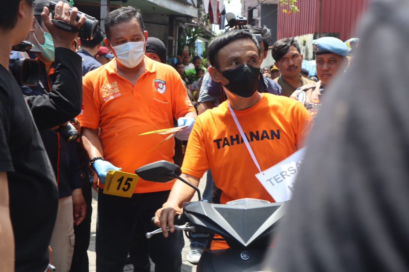 IST REKONSTRUKSI-HT, tersangka yang membunuh istrinya tujuh tahun silam memeragakan salah satu adegan dalam rekonstruksi yang dilaksanakan di TKP, Kamis (18/4). Tersangka ternyata membunuh istrinya di tahun 2017. 