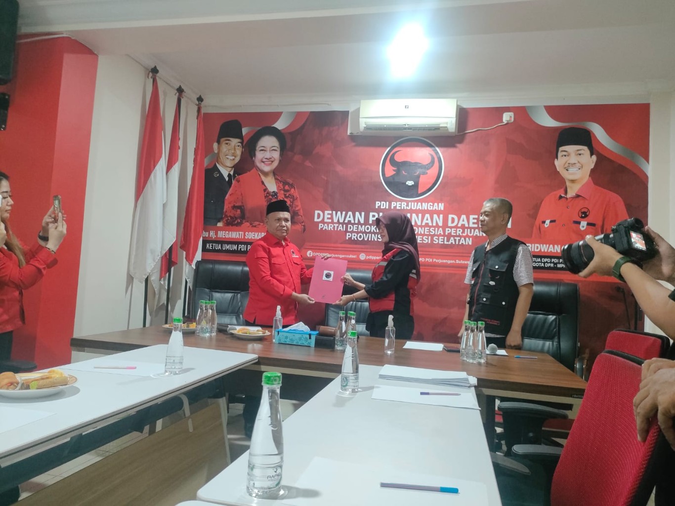 IST MENDAFTAR--Anggota Fraksi PDIP DPR RI Samsu Niang mendaftar sebagai calon bupati Soppeng di kantor DPD PDIP Sulsel, Jalan Urip Sumiharjo Makassar, Kamis (18/4)