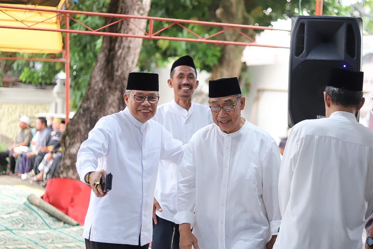 IST MEMPERSILAHKAN--Ketua DPD I Partai Golkar Sulsel Taufan Pawe mempersilahkan masuk mantan sekretaris Golkar Sulsel HA Pangerang Rahim pada Buka Puasa dan Syukuran atas Kemenangan Golkar Parepare, di Mabes TP, Minggu, Minggu (31/3). 