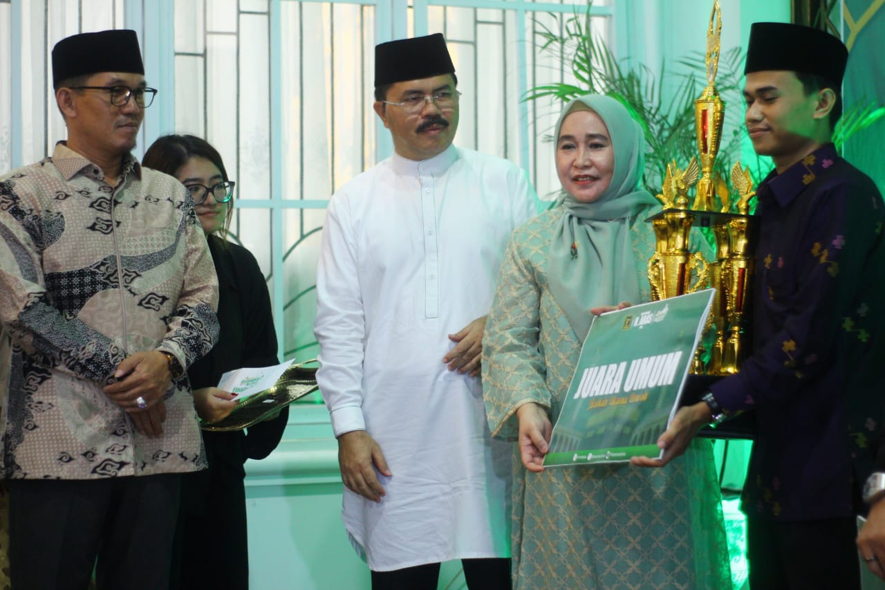 IST MEMBERIKAN--Anggota Komisi V DPR RI Dr HM Aras memberikan hadiah piala dan tiket umroh kepada peserta pemenang Tilawah Ramadhan Menuju Kakbah di kediaman pribadinya, Minggu (31/3).