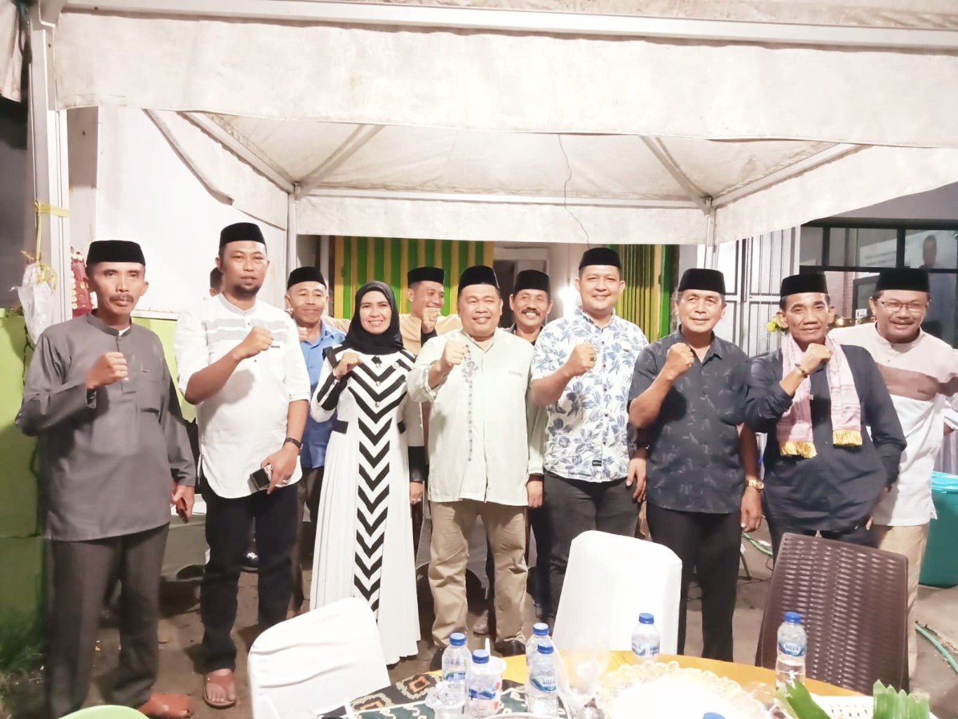  IST BERSAMA--Bakal calon Bupati Takalar H Muhammad Firdaus Daeng Manye (enam dari kiri dan kanan) bersama para kepala desa dalam acara buka puasa bersama  