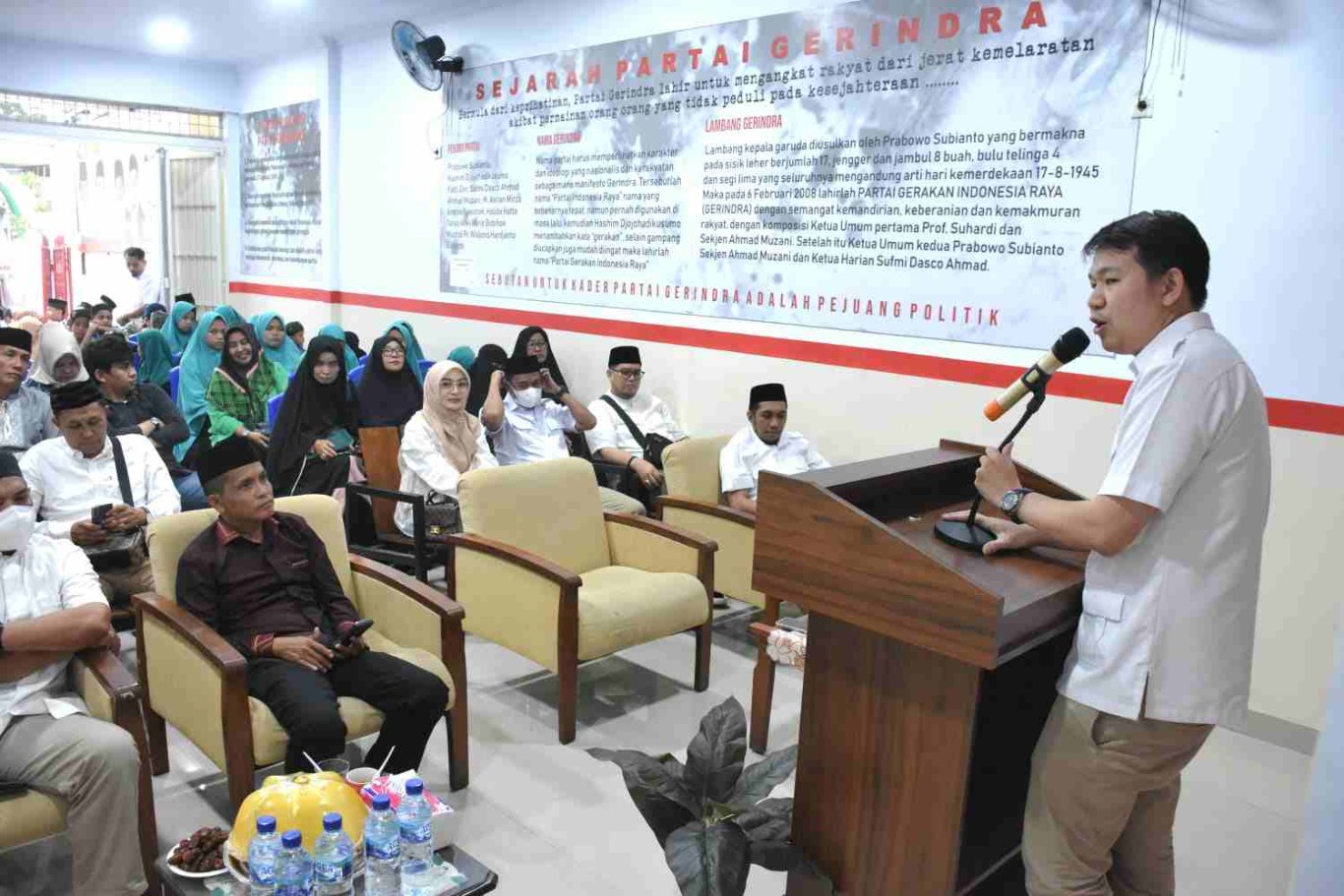 IST MOTIVASI--Ketua DPC Gerindra Makassar Erick Horas memberikan motivasi dalam sebuah acara baru-baru ini 