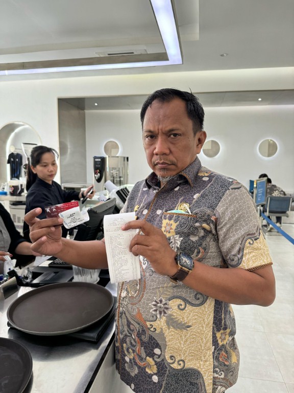 IST KARTU KREDIT -- Kepala BPKAD Kota Makassar M Dakhlan melakukan uji coba pemanfaatan KKPD di salah satu tempat pemberlakuannya, Kamis (18/4). 