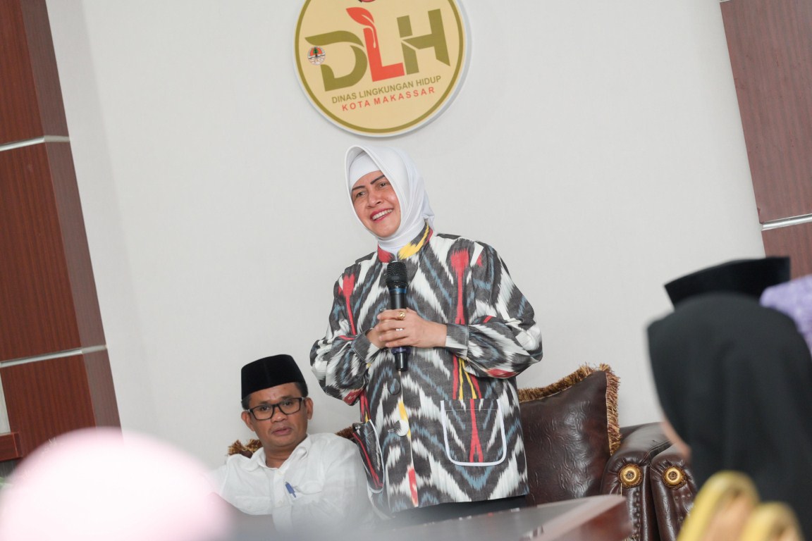 IST BERI MORIVASI -- Ketua TP PKK Kota Makassar Indira Yusuf Ismail memberikan arahan dan motivasi kepada seluruh staf dan pegawai di DLH ketika menghadiri acara halalbihalal yang diselenggarakan Dinas Lingkungan Hidup, Jumat (19/4). 