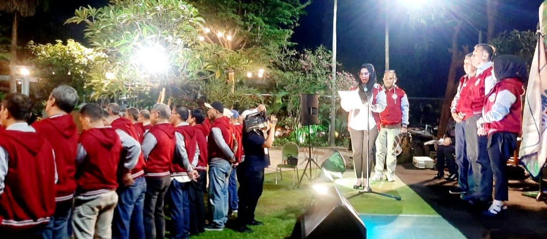IST MELANTIK--Ketua DPRD Sulsel Andi Ina Kartika Sari melantik pengurus SMANSA Football Community
