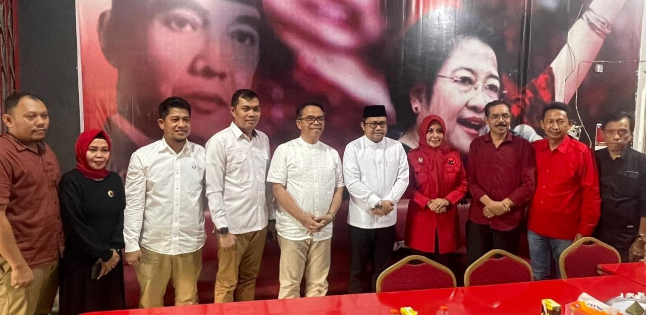 BKM/IST SILATURAHMI--Politisi Partai Gerindra yang juga bakal calon bupati Gowa Darmawangsyah Muin bersilaturahmi di kantor DPC PDIP Gowa diterima ketuanya Andi Hikmawati A Kumala Idjo. 