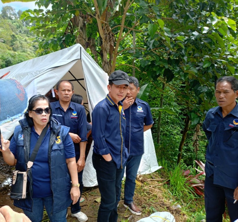 IST MENYALURKAN BANTUAN--Ketua DPD Partai NasDem Tana Toraja Evivana Rombe Datu didampingi para pengurus disela-sela  menyalurkan bantuan kepada korban bencana banjir dan tanah longsor, Kamis (18/4)