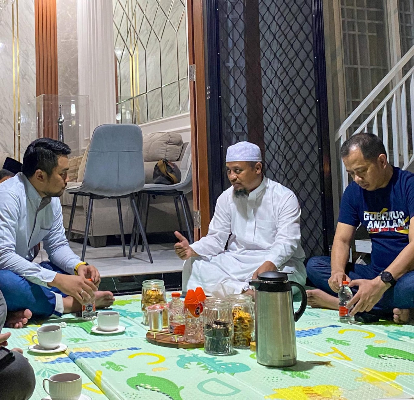 IST MENERIMA--Mantan Gubernur Sulsel Andi Sudirman Sulaiman menerima kunjungan silaturahmi yang dilakukan wakil sekretaris Golkar Sulsel, Zulham Arief, Kamis (18/4)
