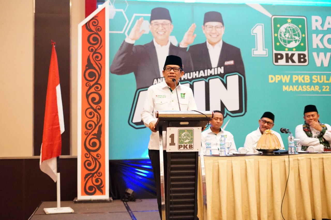 IST ARAHAN--Ketua DPW PKB Sulsel Azhar Arsyad memberikan arahan kepada pengurus. Azhar juga menyambut kunjungan Ketua Golkar Makassar Munafri Arifuddin di kantor DPC PKB 