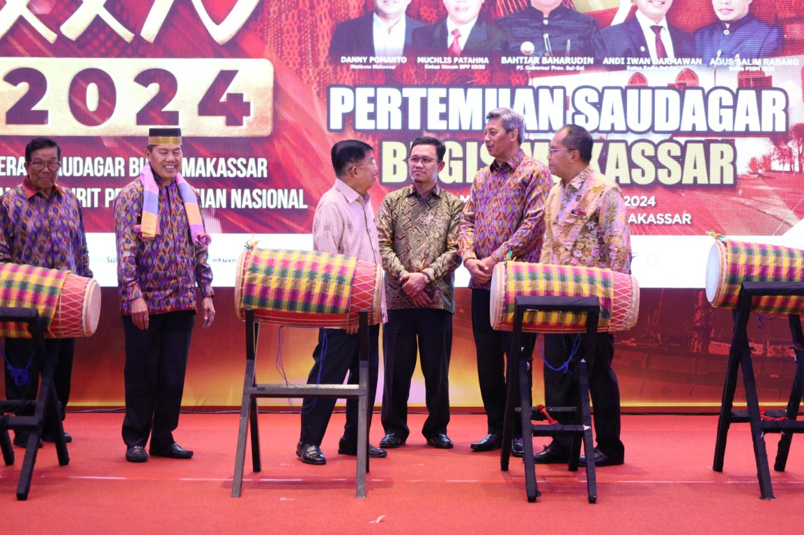 IST PSBM-JK berbincang dengan Wali Kota Makassar Mohammad Ramdhan Pomanto usai membuka PSBM XXIV yang digelar di Hotel Four Point Makassar. Sebanyak 862 saudaran asal Sulsel yang datang dari berbagai daerah di tanah air maupun luar negeri menghadiri acara ini.