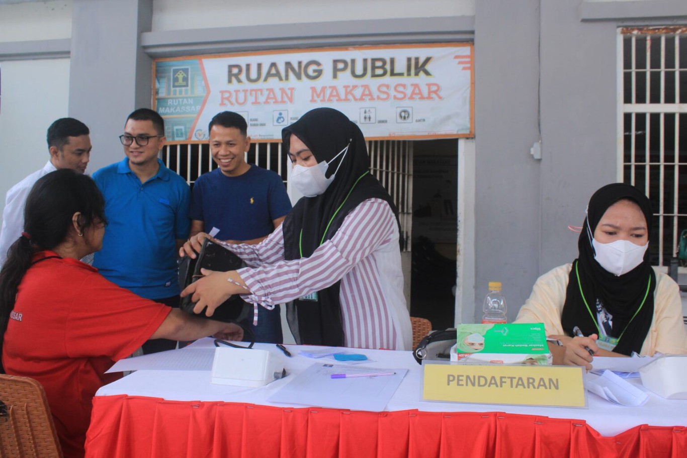 IST PEMERIKSAAN KESEHATAN-Tim medis dari Klinik Pratama Dr Sahardjo Rutan Makassar melakukan pemeriksaan kesehatan dalam rangka menyemarakkan Hari Bakti Pemasyarakatan yang ke-60 Tahun, Sabtu (20/4).