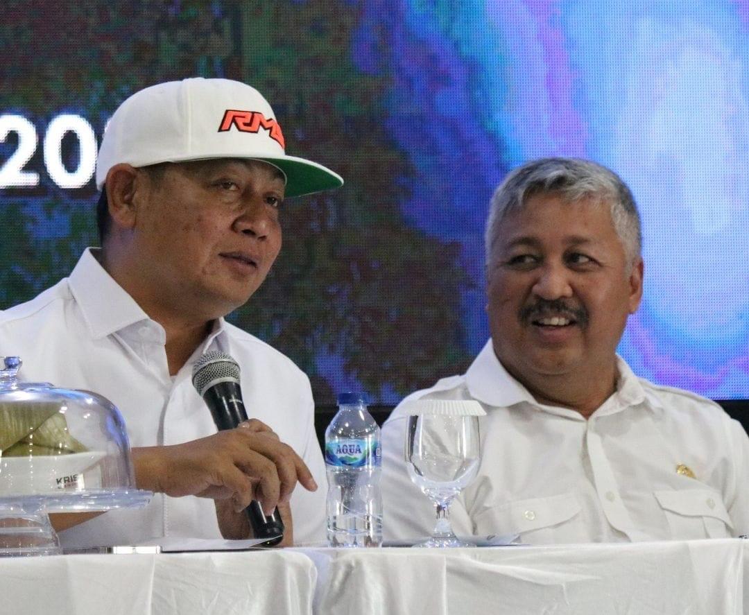 IST BERBINCANG--Bupati Pinrang Andi Irwan Hamid ketika berbincang bersama Ketua DPW NasDem Sulsel Rusdi Masse
