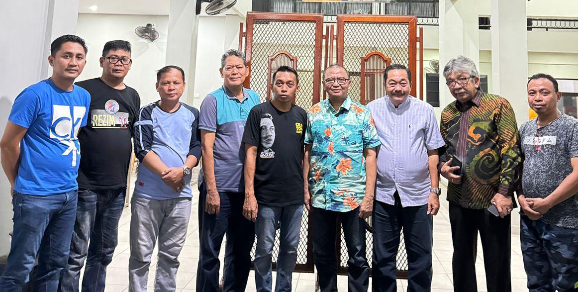 IAT BERTEMU--Bakal calon bupati Sidrap Syaharuddin Alrif bertemu tokoh asal Sidrap serta pamong senior di Makassar, Sabtu (20/4) malam.  