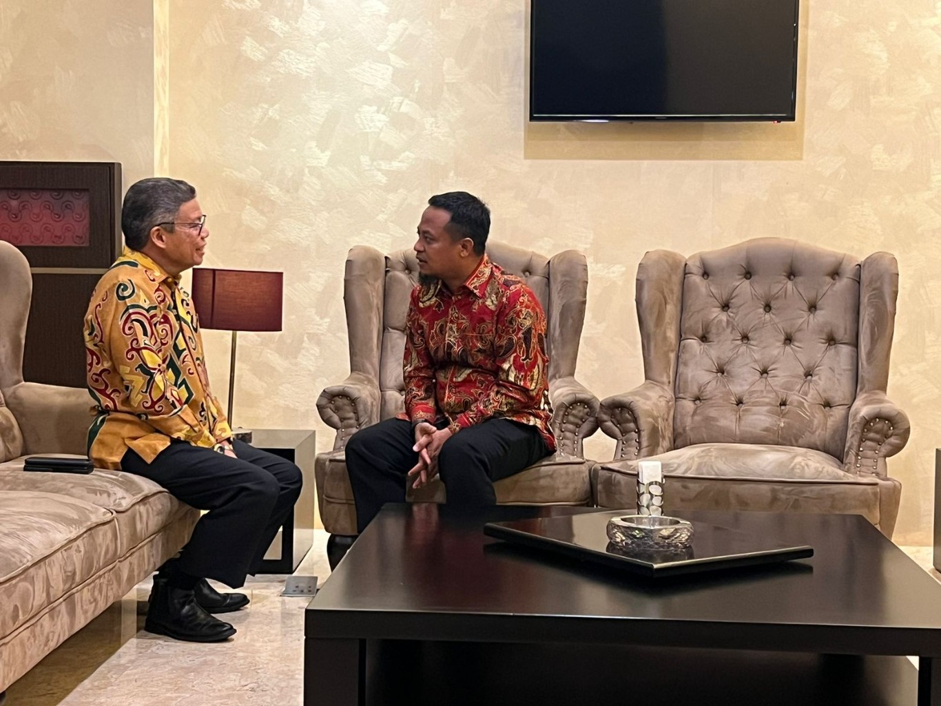 IST SERIUS--Ketua DPD I Partai Golkar Sulsel Dr Taufan Pawe berbincang serius secara tertutup dengan mantan Gubernur Andi Sudirman Sulaiman di Hotel Claro Makassar 