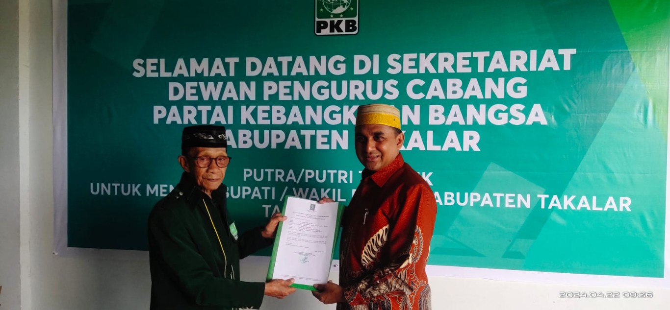 IST MENGAMBIL FORMULIR--Mantan Ketua KPU Sulsel Faisal Amir mengambil formulir sebagai bakal calon bupati Takalar di kantor DPC PKB, Senin (22/4)