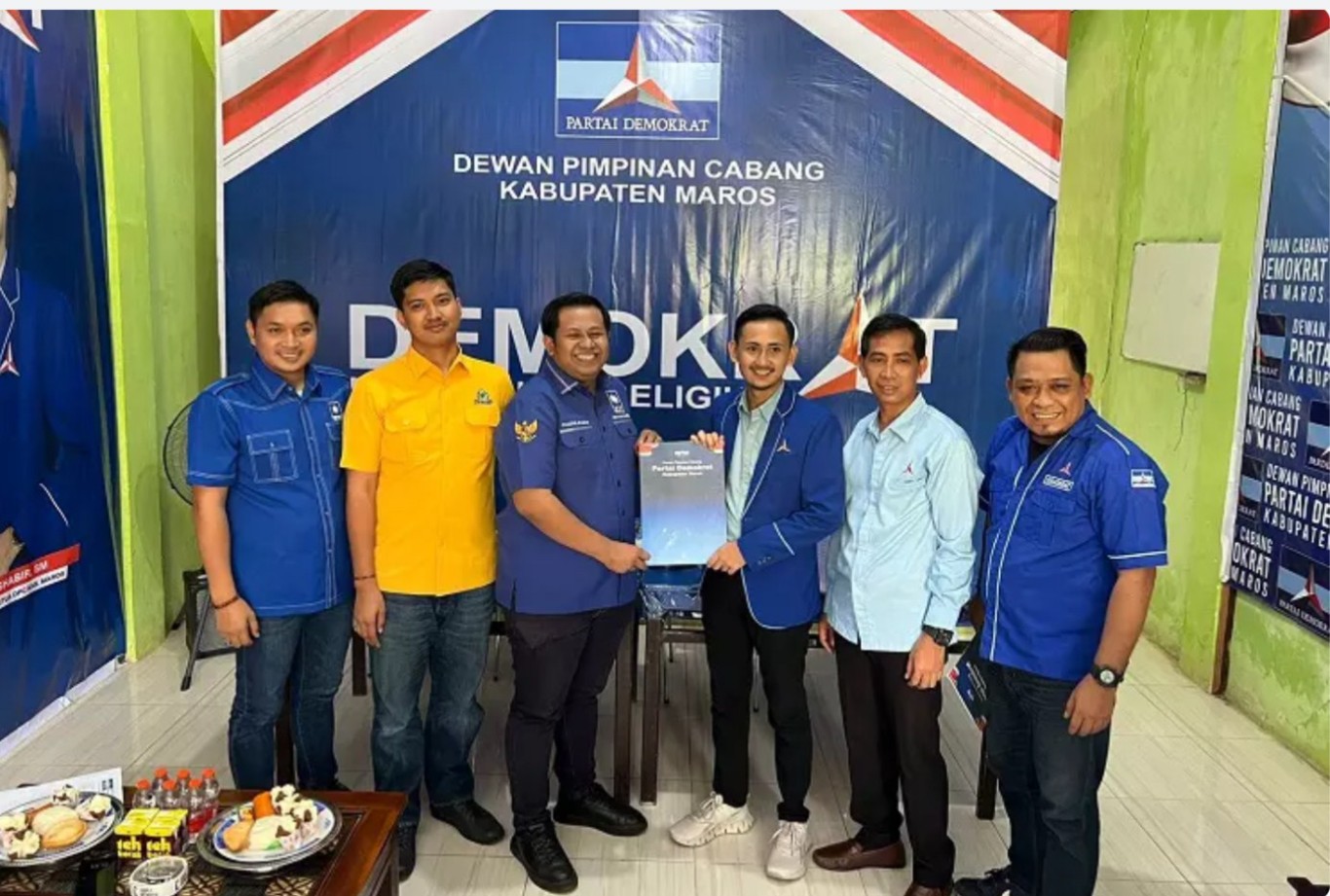 IST MENDAFTAR--Kader PAN dan Golkar Maros mewakili Chaidir Syam dan Suhartina Bohari mendaftar di Tim Desk Pilkada Partai Demokrat Maros, Senin (22/4)    