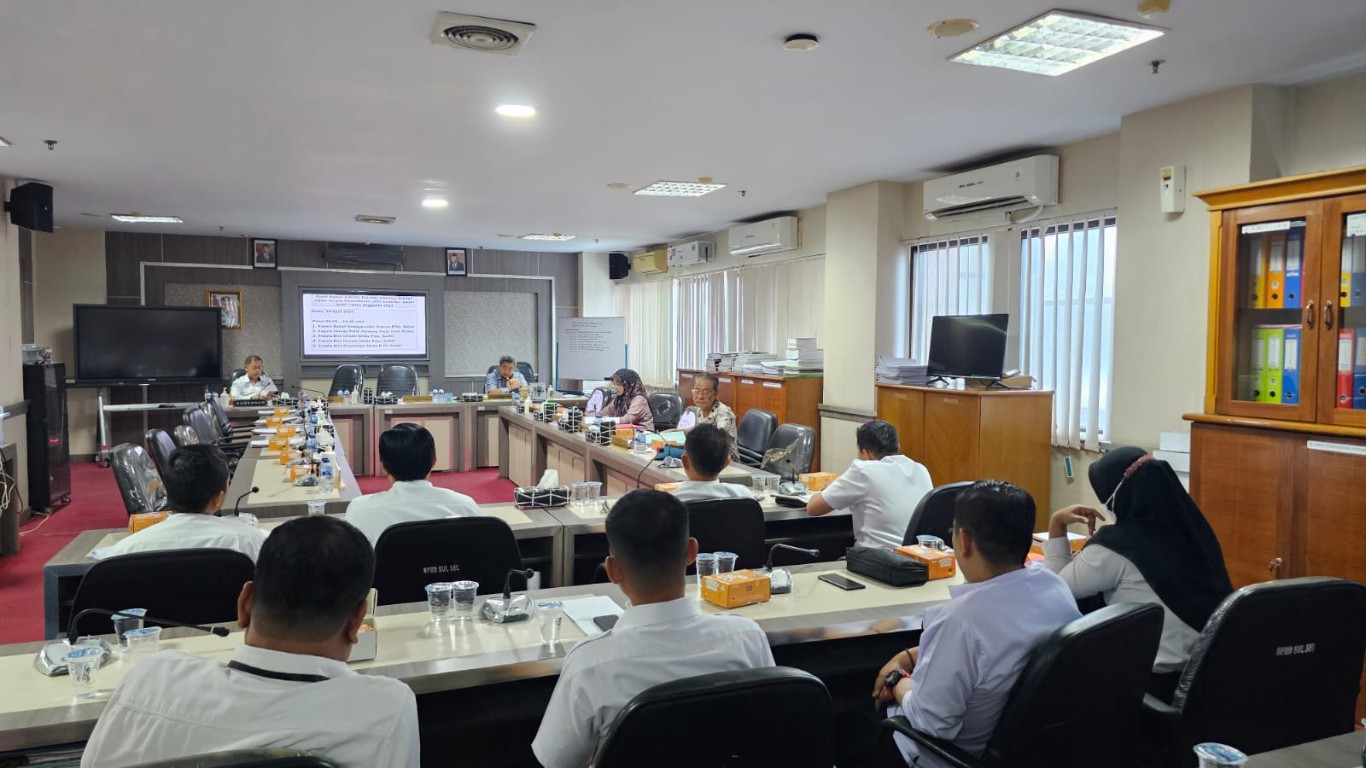 IST MINIM WAKIL RAKYAT--Rapat kerja Komisi A DPRD Sulsel Bidang Pemerintahan yang membahas LKPJ Gubernur Sulsel bersama sejumlah pimpinan OPD, Rabu (24/4) minim wakil rakyat.