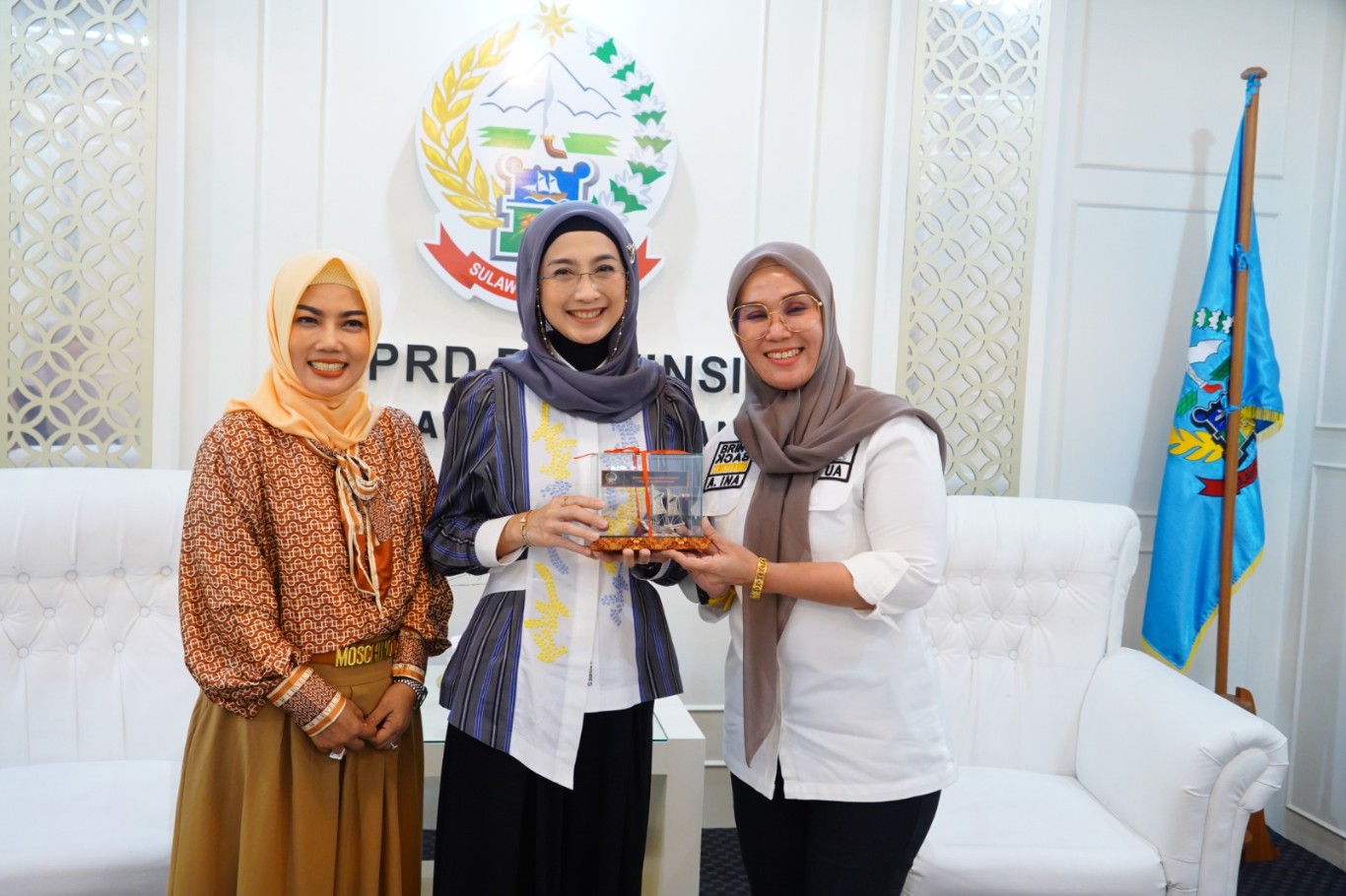 IST SILATURAHMI--Politisi PAN yang juga Anggota Komisi X DPR RI Desy Ratnasari didampingi ketua DPRD Sulsel Andi Ina Kartika Sari ketika bersilaturahmi dengan pengurus Kaukus Perempuan Parlemen Sulsel, Selasa (23/4)