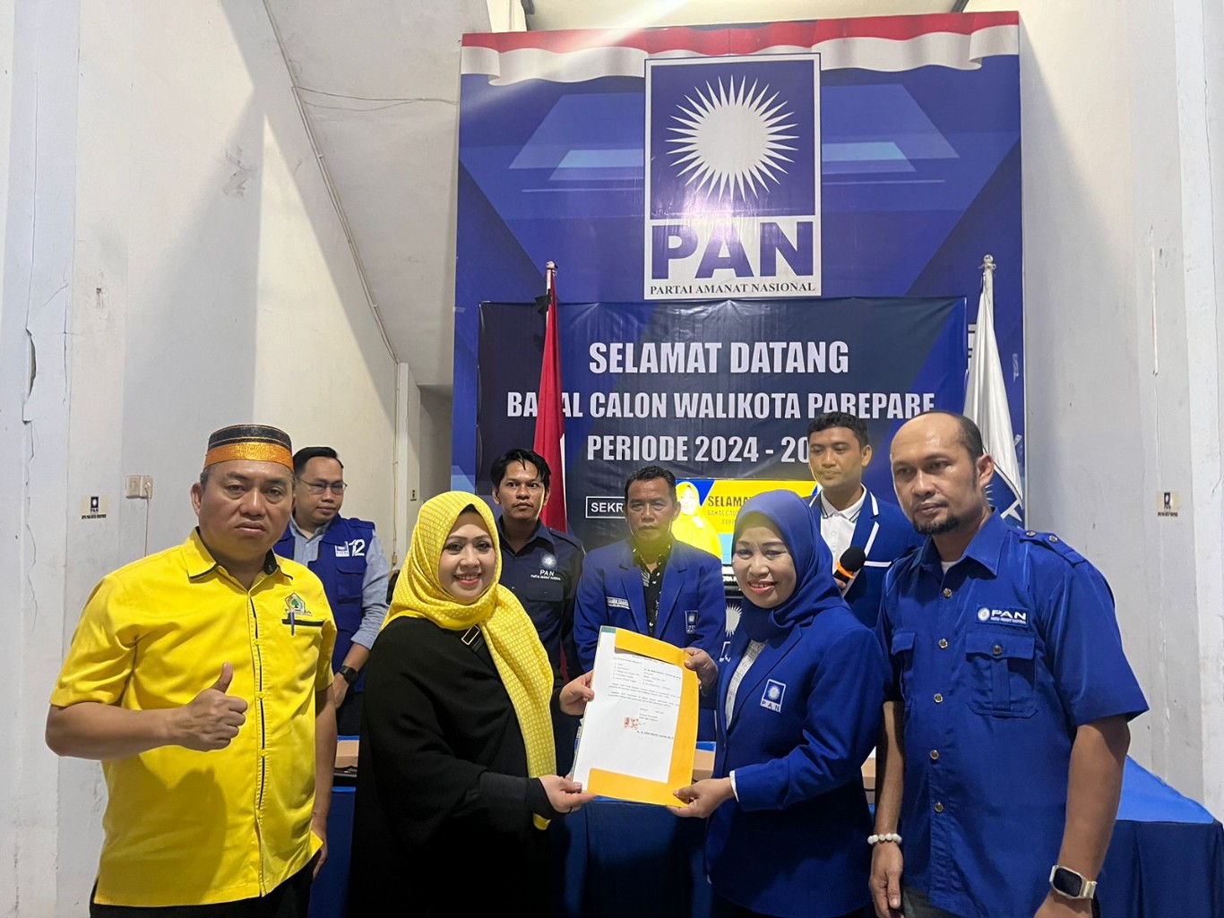 IST MENGEMBALIKAN--Ketua DPD II Golkar Parepare Erna Rasyid Taufan mengembalikan berkas pendaftaran sebagai bakal calon wali kota di kantor DPD PAN, Rabu (24/4)