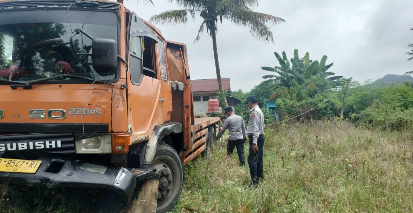 BKM/PURMADI TIDAK LAYAK-Petugas memeriksa kelayakan truk yang menjadi pemicu kecelakaan beruntun di Datae, jalan poros Sidrap-Parepare. Truk ini ternyata tidak layak operasi.