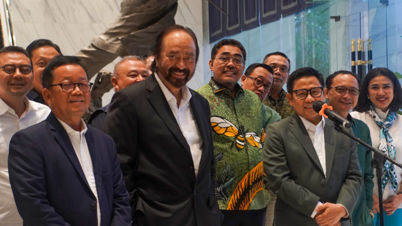 IST MENYAMBUT--Ketua Umum DPP Partai NasDem Surya Paloh menyambut kunjungan ketua umum DPP PKB Abdul Muhaimin Iskandar di NasDem Tower, Gondangdia, Jakarta Pusat, Selasa (23/4)