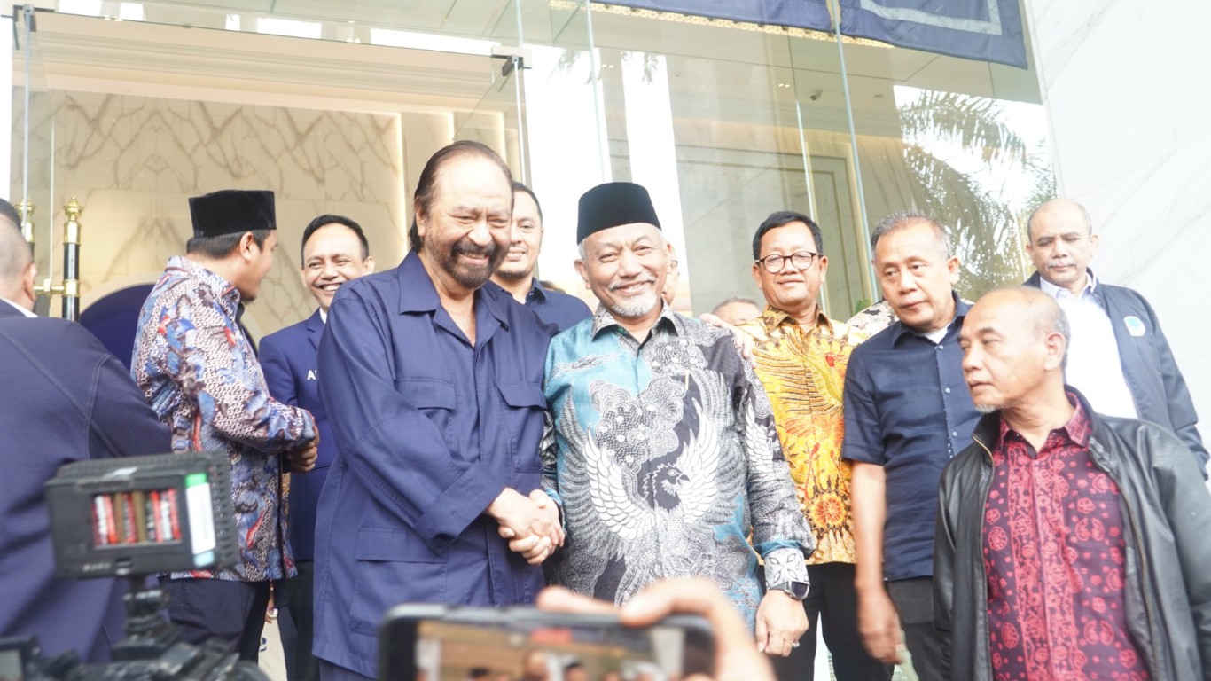 IST MENYAMBUT--Ketua Umum DPP Partai NasDem Surya Paloh menyambut kunjungan Presiden PKS Ahmad Syaikhu bersama rombongan NasDem Tower di Gondangdia, Jakarta Pusat, Rabu (24/4).