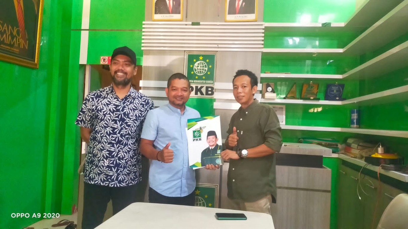 IST MENERIMA--Tim Desk Pilkada PKB Sulsel menerima Ichal sebagai utusan Danny Pomanto mengambil formulir pendaftaran sebagai bakal calon gubernur Sulsel, Kamis (25/4)