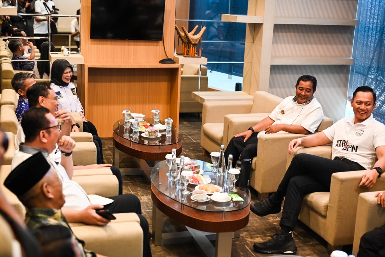 IST MENYAMBUT--Ketua DPD Demokrat Ni'matullah Erbe bersama Pj Gubernur Sulsel Bahtiar menyambut kedatangan Ketua umum DPP Demokrat Agus Harimurti Yudhoyono dibandara Internasional Sultan Hasanuddin dalam kapasitasnya sebagai Menteri Agraria dan Tata Ruang/Kepala Badan Pertanahan Nasional (ATR/BPN). Menteri AHY bertandatangan disaksikan Wali Kota Makassar Mohammad Ramdhan Pomanto 