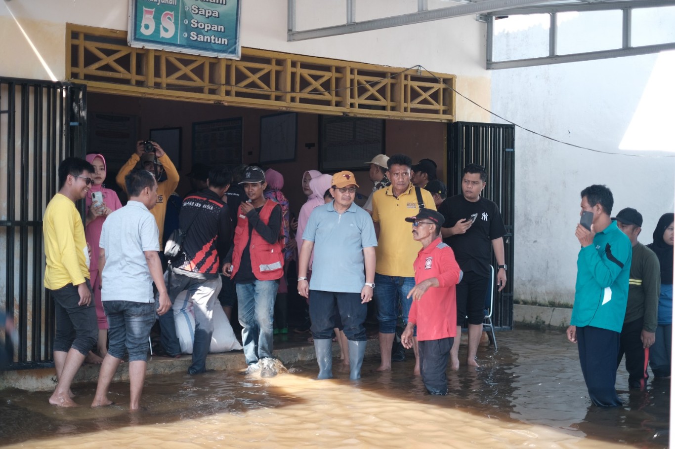 IST SERAHKAN BANTUAN--Anggota DPR RI Dapil Sulsel III Muhammad Fauzi menyalurkan 1.000 paket sembako untuk korban banjir di di Desa Girikusuma, Kecamatan Malangke, Sabtu (27/4). 