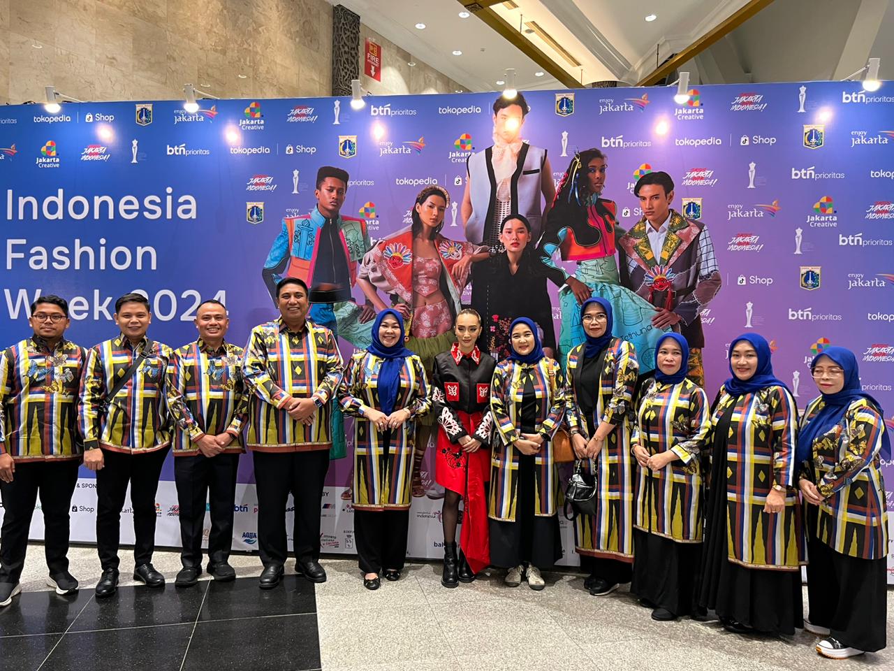 IST METAMORFOSA-Bupati Maros HAS Chaidir Syam bersama Nanda Maharini di sela-sela pelaksanaan IFW 2024 di JCC Senayan. Pada ajang fesyen ini diusung tema Metamorfosa.
