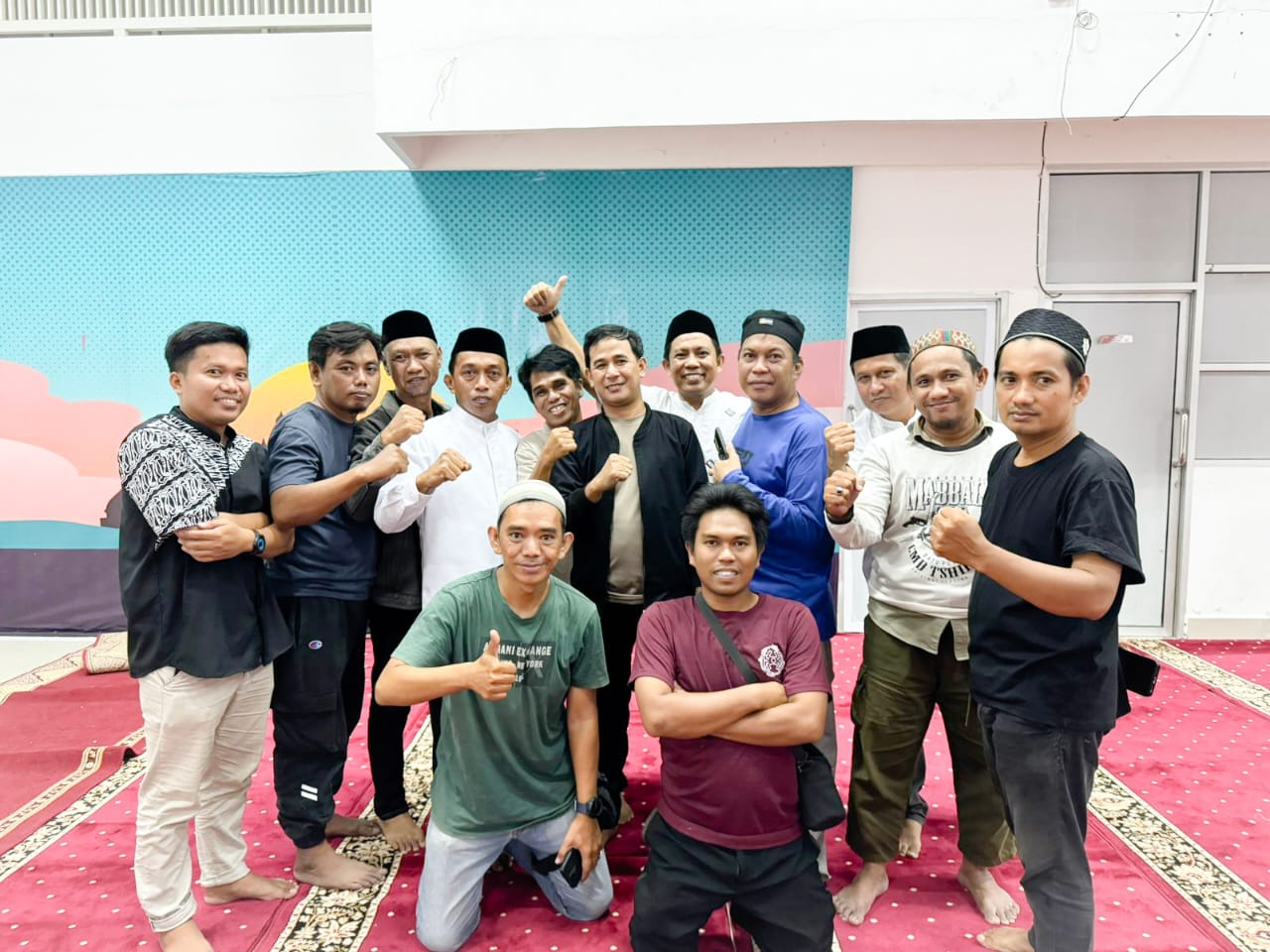 IST KETERANGAN--Bakal calon Bupati Sidrap Syaharuddin Alrif bersama para jurnalis usai memberikan keterangan 