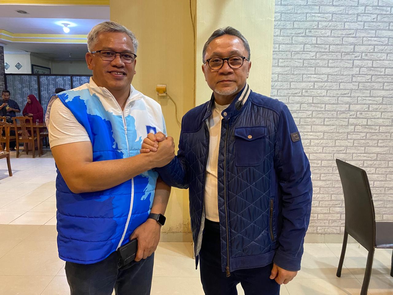 IST SALAM KOMANDO--Wakil Ketua DPRD Luwu Timur H Usman Sadik salam komando bersama ketua umum DPP PAN, Zulkifli Hasan