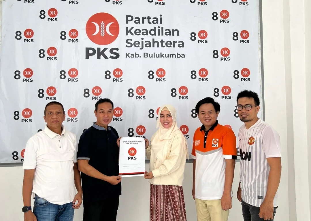 IST MENDAFTAR--Legislator PKS Sulsel Isnayani telah mengembalikan formulir sebagai calon bupati di kantor DPD PKS Bulukumba 