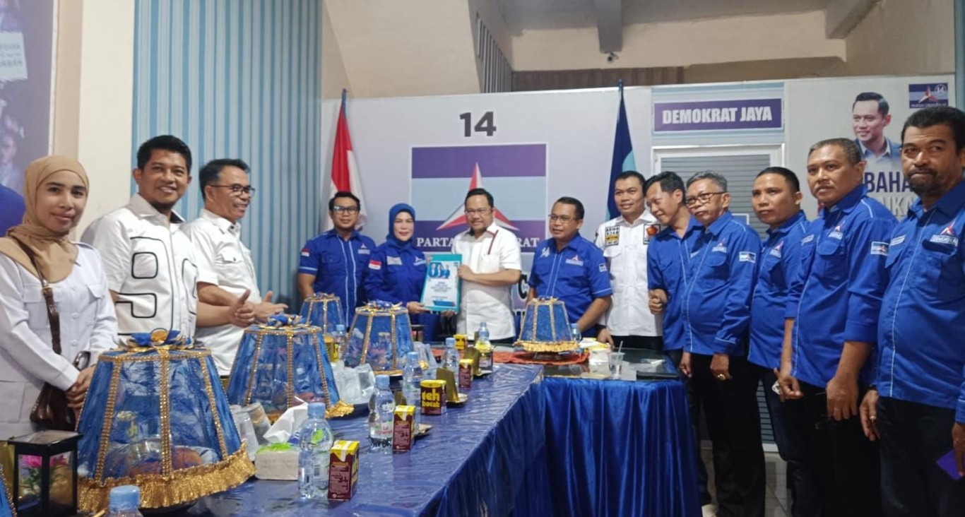 IST TERIMA FORMULIR--Politisi Partai Gerindra Darmawangsa Muin menerima formulir pendaftaran dari Ketua DPC Partai Demokrat Risma Kadir Nyampa sebagai bakal calon bupati. 