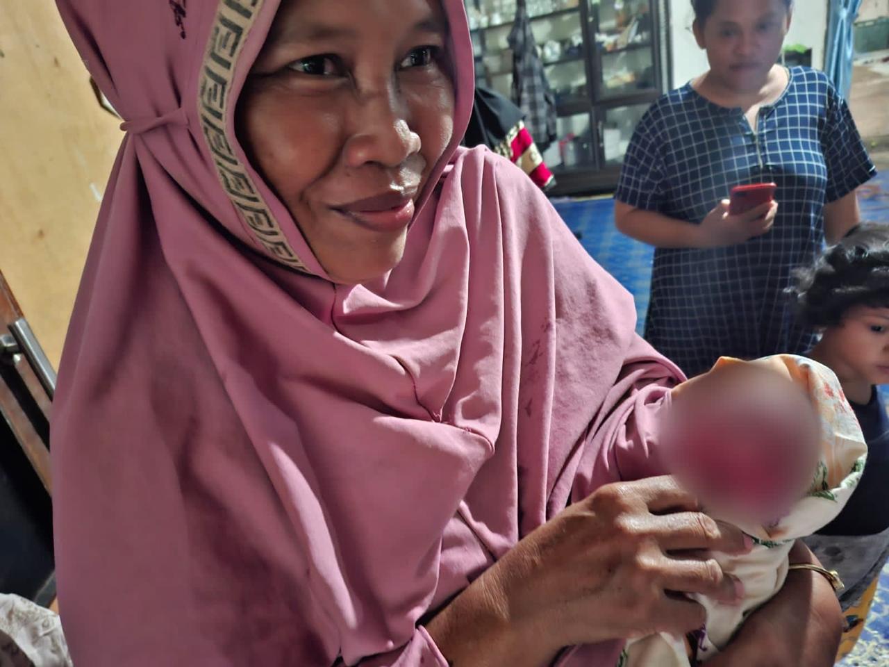  IST TEMUAN BAYI-Seorang polisi menunjukkan kardus tempat bayi yang dibuang dan ditemukan warga di tumpukan sampah di Dusun Ballapati, Desa Moncongloe Lappara, Kecamatan Moncongloe, Senin pagi (29/4). 