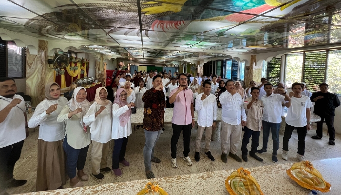 FASILITASI--Anggota Fraksi Gerindra DPRD Sulsel Adam Muhammad memfasilitasi pertemuan antara bakal calon wali kota Andi Seto Gadista Asapa dengan kader Gerindra dari empat kecamatan 